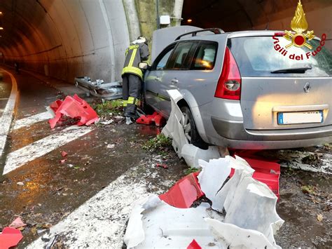 Auto Centra Il Muro Fra Due Gallerie Pauroso Schianto Sul Raccordo