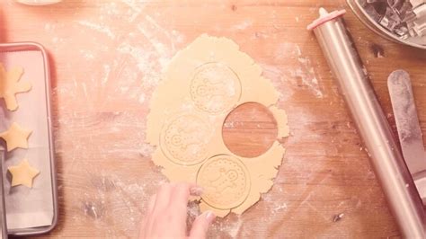 Hornear galletas de azúcar navideñas para santa Foto Premium