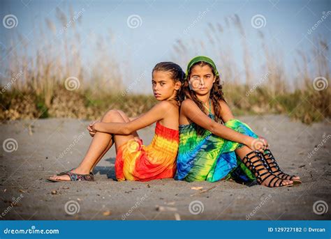 Deux Belles Jeunes Filles S Asseyant Sur La Plage Photo Stock Image