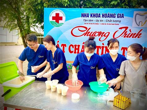 PhÒng KhÁm Nha Khoa HoÀng Gia PhÁt HƠn 250 BÁt ChÁo Cho BỆnh NhÂn Đang