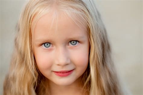 Retrato De Una Hermosa Niña Rubia De Ojos Azules Copia Espacio Foto Premium