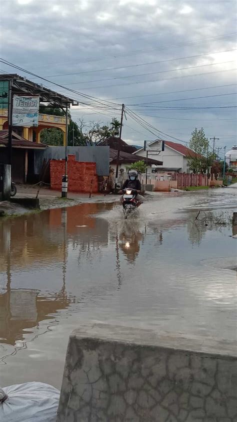 Diguyur Hujan Lebat Badan Jalan Di Lubuk Suli Kerinci Digenangi Banjir