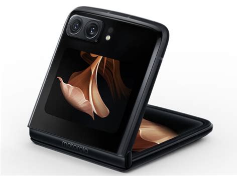 Motorola Razr 2022 has a bigger cover display than Samsung's Z Flip 4 ...