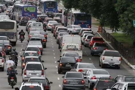 Após forte chuva rodízio de carros em SP continua suspenso DCI