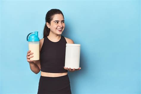 Premium Photo Athletic Woman Holding A Protein Shake And Jar