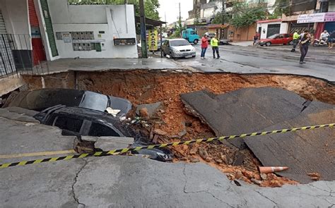 Cratera Se Abre Em Rua E Engole Carros De Moradores Em Manaus Folha