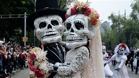 D A De Muertos C Mo James Bond Invent El Llamativo Desfile De