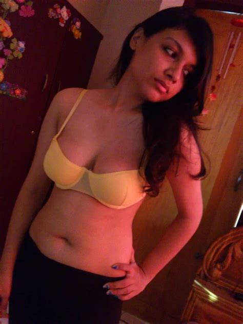 Dm To See Me Naked I M Horny AF Aao Aur Mujhe Chod Dalo R