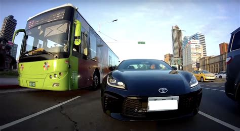 機車疑遭黑色跑車逼車 網友比對車牌竟是汽車車評 自由電子報汽車頻道