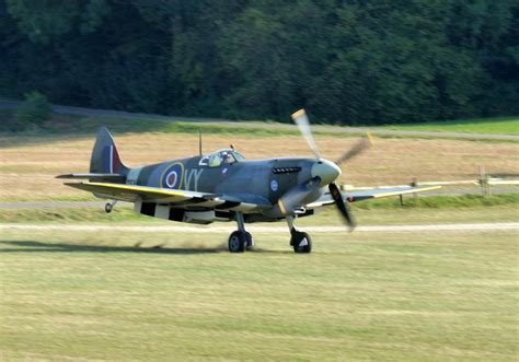 Supermarine Spitfire Mk Xvi G Mxvi Bei Der Landung Auf Der Hahnweide