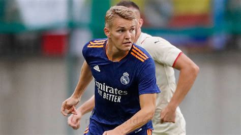 Degaard Con Pie Y Medio Fuera Del Real Madrid