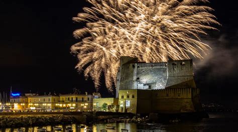 Ferragosto A Napoli 2017 Spettacolo Di Fuochi D Artificio Sul Lungomare