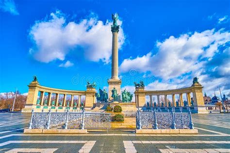 Plaza De Los Héroes Con Su Monumento Del Milenio Es Uno De Los Lugares