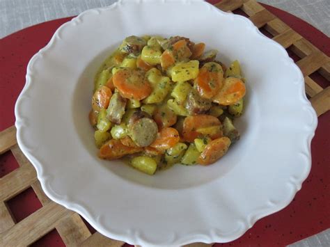 Kartoffelgulasch mit Würstchen und Karotten von Natasja Chefkoch