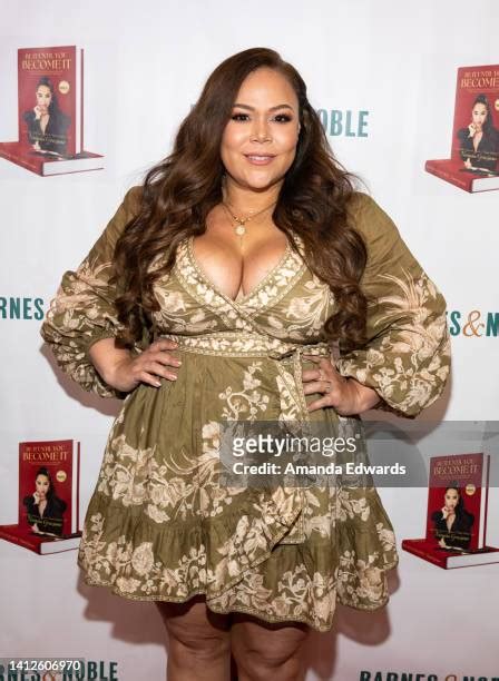 7 Hot Sexy Mela Lee Bikini Pics