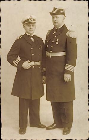 Foto Ansichtskarte Postkarte Zwei Deutsche Seeleute In Uniformen