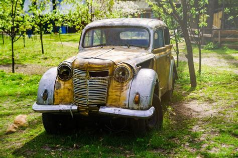 Vintage Oxidado Coche De Pasajeros En El Parque Foto De Archivo