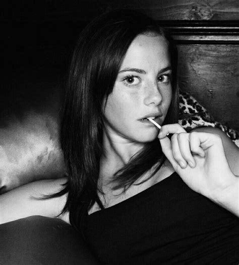 Kaya Scodelario en 2024 Celebridades Poses de fotografía de