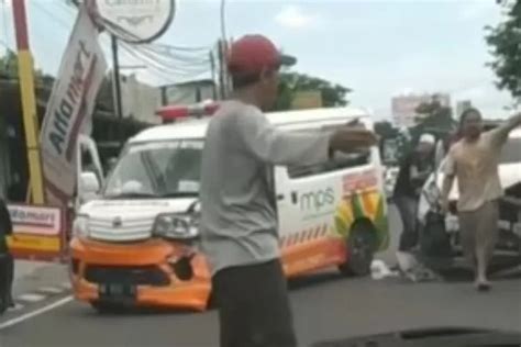 Kronologi Adu Banteng Mobil Ambulans Dengan Mobil Agya Putih Di