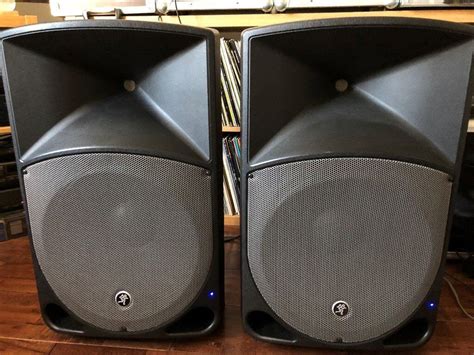 Used pair of Mackie Thump TH-15a 400w active PA speakers complete with ...