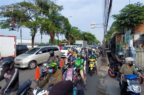 Ppkm Level Pos Penyekatan Di Jalan Daan Mogot Cukup Ramai