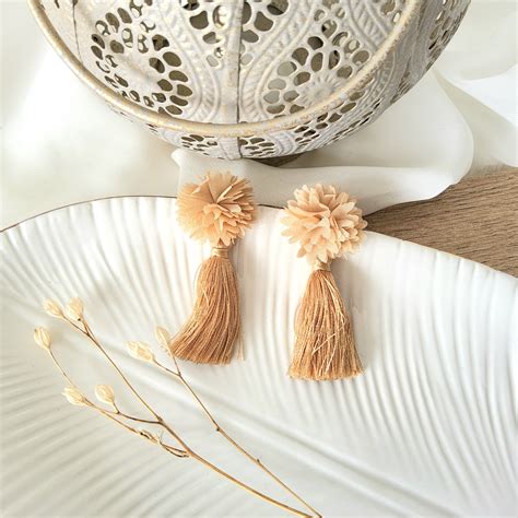 Aretes Mini Flor Con Borla Nude Camile Bijoux