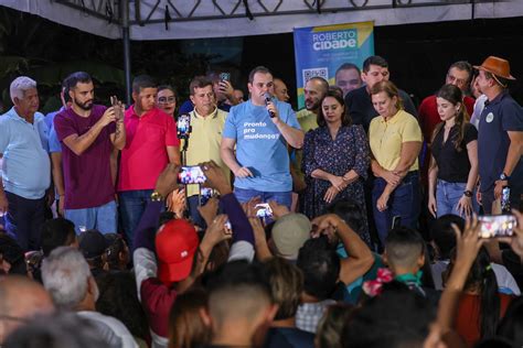 Roberto Cidade Arrasta Multid O No Cidade De Deus Para Conhecer As