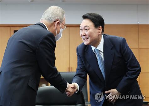 반기문 전 유엔사무총장과 악수하는 윤석열 당선인 연합뉴스