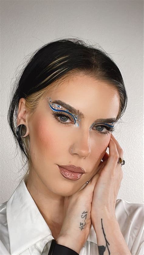 Blue Graphic Liner Look Makeup Inspiration