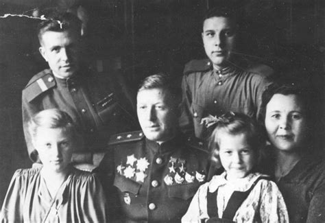 Генерал-лейтенант А.И. Родимцев с членами семьи в Кладно — военное фото