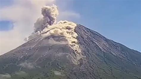 Gunung Semeru Kembali Erupsi Tinggi Kolom Letusan Meter