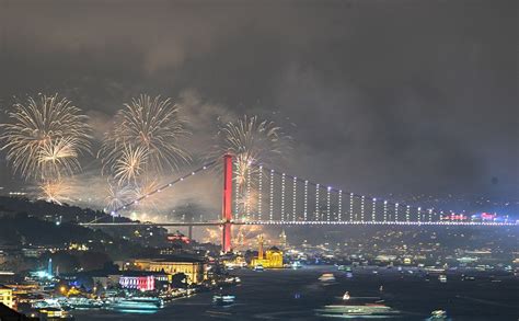 İstanbul Boğazında Cumhuriyet Bayramı na özel muhteşem havai fişek