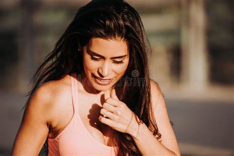 Mulher Latina E Morena Acabam Se Exercitando Vestindo Leguminosas Cor