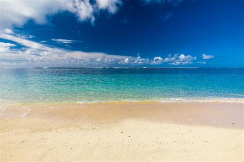 Playa Tropical En El Lado Sur De La Isla De Samoa Con Palmeras De Coco