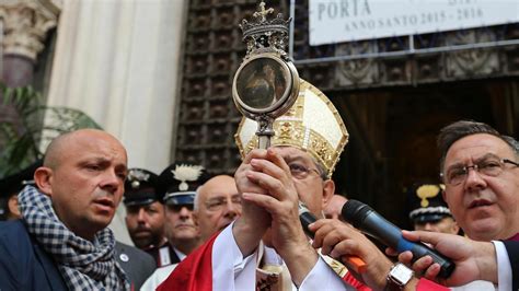 Foto Napoli Si Ripete Miracolo Di San Gennaro Sciolto Il Sangue