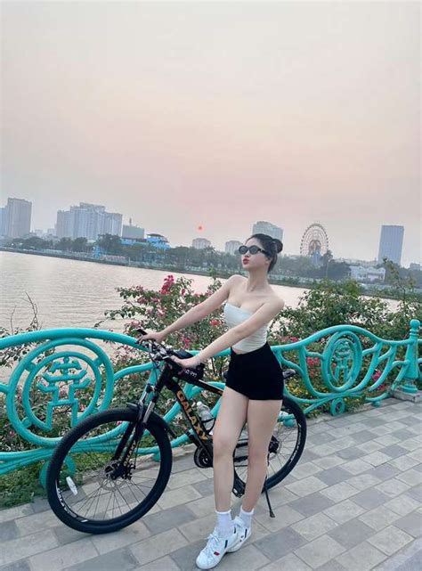 Ảnh Tiktoker Hoài Thư Trần bikini khoe vòng cực hot