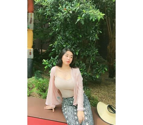 Hot girl từng gây bão với vòng hơn m ngày càng siêng khoe dáng bạo trên sóng MXH