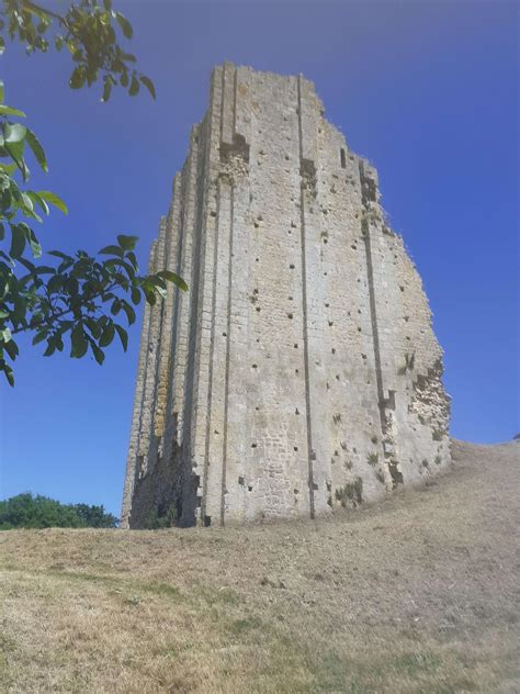 Patrimoine En Charente Maritime D Couvrez La Tour De Broue Saint Sornin