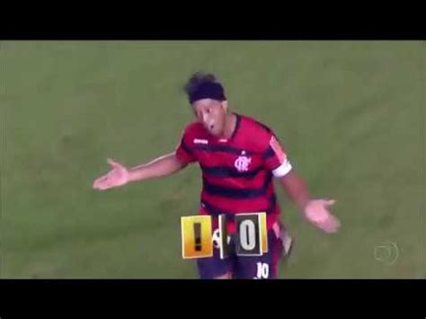 Gol de falta de Ronaldinho Gaúcho por baixo da barreira contra o Santos