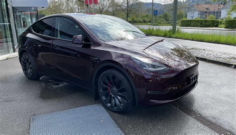 Tesla Stellt Europaweit Model Y In Neuem Rot Vor Teslamag De