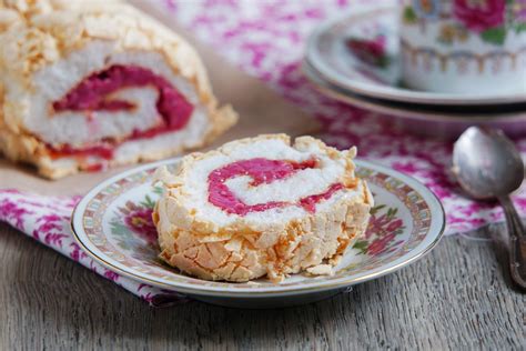 Ruladă Pavlova cu cremă din fructe de pădure și mascarpone HelloTaste ro