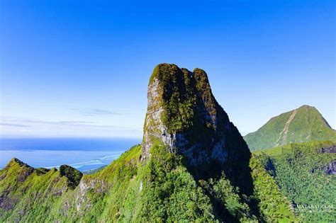 Moua Puta la montagne percée de Moorea Tahiti Heritage