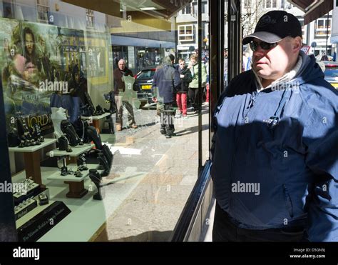 Wearing a baseball cap sunglasses hi-res stock photography and images - Alamy