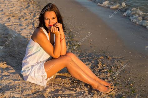 Młoda piękna dziewczyna w białej sukni na plaży Fotografia piękne