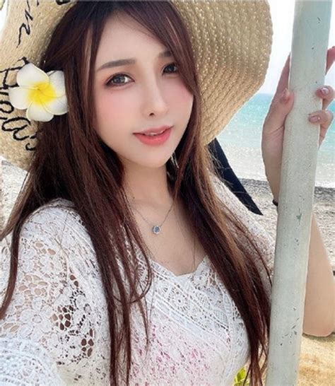 Hot girl nóng bỏng Đài Loan khoe đến Mỹ tiêm vaccine bị chỉ trích dữ dội