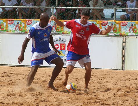 Desafio de futebol de areia reúne vários ex-craques na Praia da Costa ...