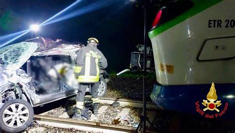 Donna In Auto Morta Travolta Dal Treno Al Passaggio A Livello Di