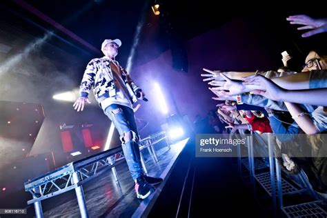 Singer Charlie Lenehan Of The British Band Bars And Melody Performs Photo D Actualité Getty