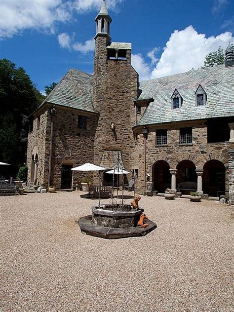 castle courtyard | House styles, Courtyard, Castle