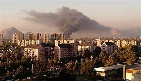 Bomberos combate grave incendio en fábrica de Quinta Normal